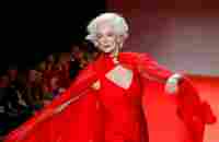 Зал встает, когда на подиум выходит Кармен делль Орефиче (модель 88 лет) - YouTube