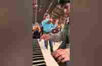 Piano Gare du Nord une violoniste arrive et choque toute une gare - YouTube