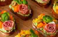 This tomato crostini with pesto and ricotta looks almost too pretty to eat! This recipe includes fre… | Fancy appetizers, Party food appetizers, Charc